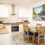 Lucky Home - Ideal For Trade, Consultants & Family - Near Alton Towers, 3 Bedrooms - 4 Beds - Max 5 Guests